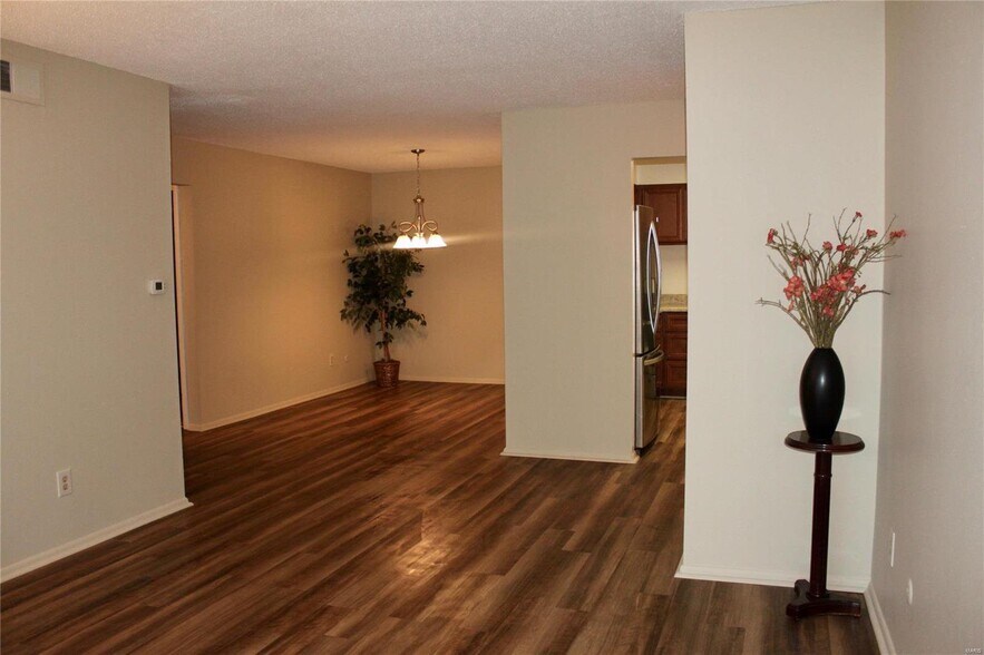 Building Photo - 444 N Clay Ave