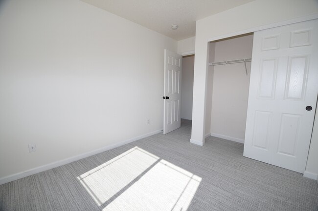 Building Photo - 207 SE Harlow Ave