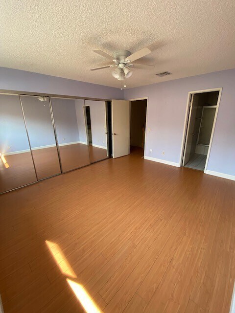 Building Photo - 557 E Tujunga Ave