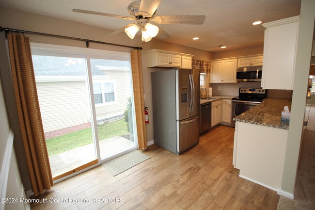 Building Photo - 145 Pine Oak Blvd