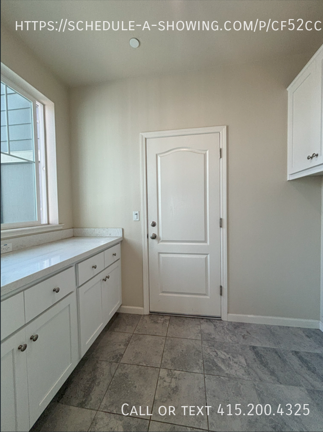 Building Photo - 3 Bed 2.5 Bath Available NOW!!! 2 Car Gara...