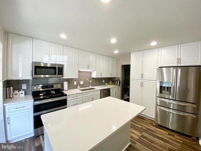 Building Photo - 8605 Pin Oak Dr