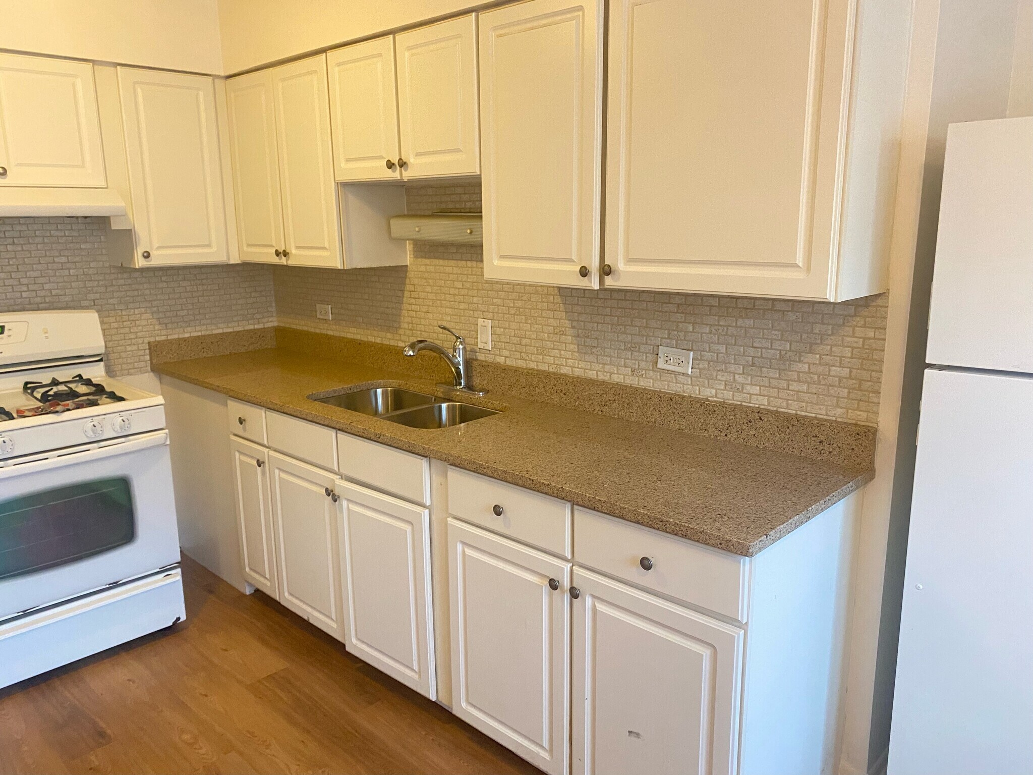 Kitchen - 10459 Carol Ct