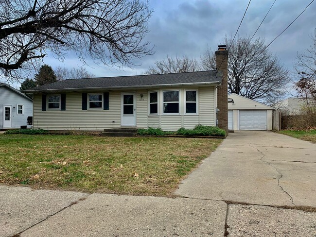 Building Photo - Three Bedroom Home in Kenowa Hills