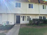 Building Photo - 3 Bedroom 1.5 Bath Townhome Near River Access