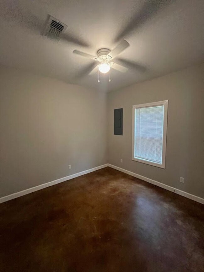 Building Photo - 43 E First St