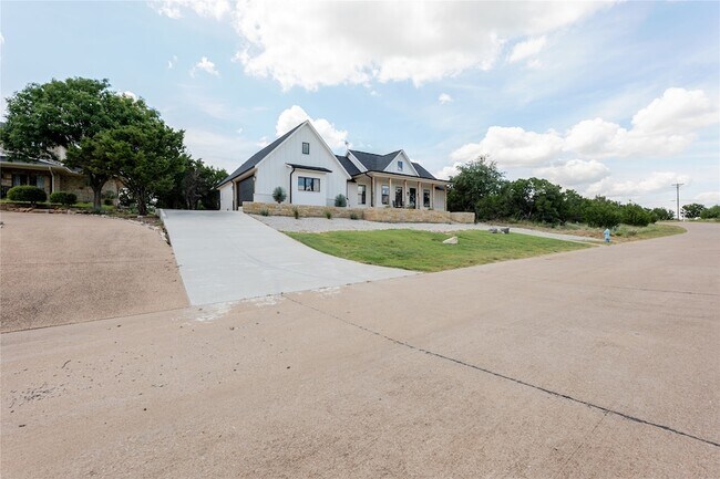 Building Photo - 405 Oak Tree Dr