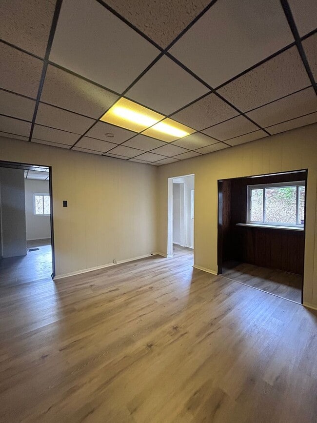 Building Photo - 2 Bedroom Home with bonus room !