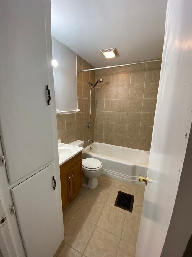 Building Photo - 943-945 Sheridan