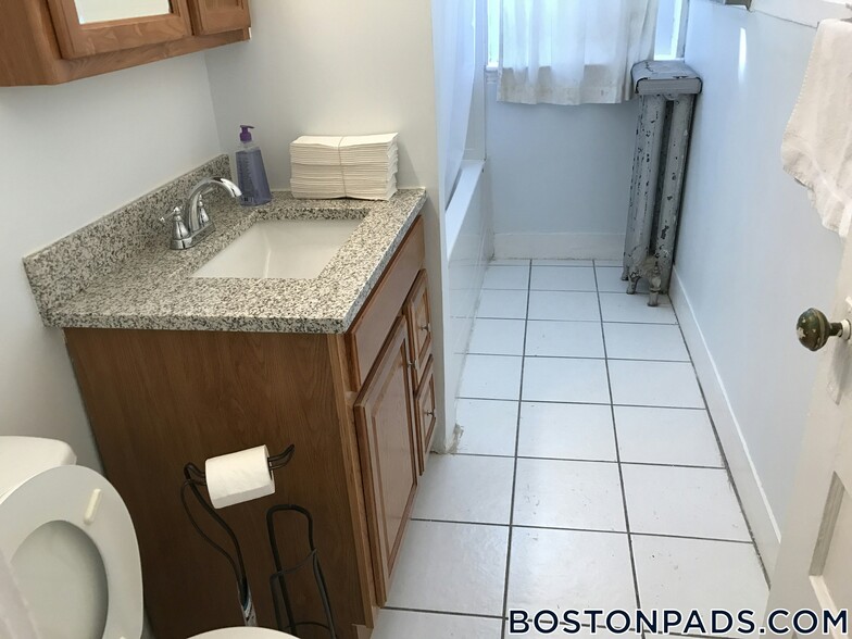 Building Photo - 1887 Beacon St