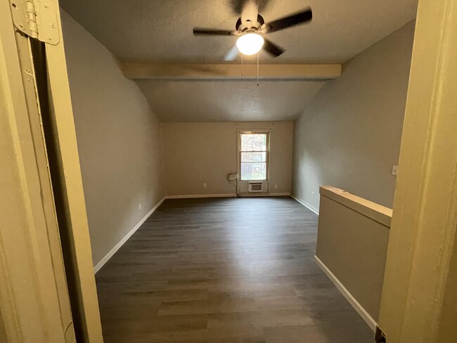 Building Photo - 914 Sparta Dr