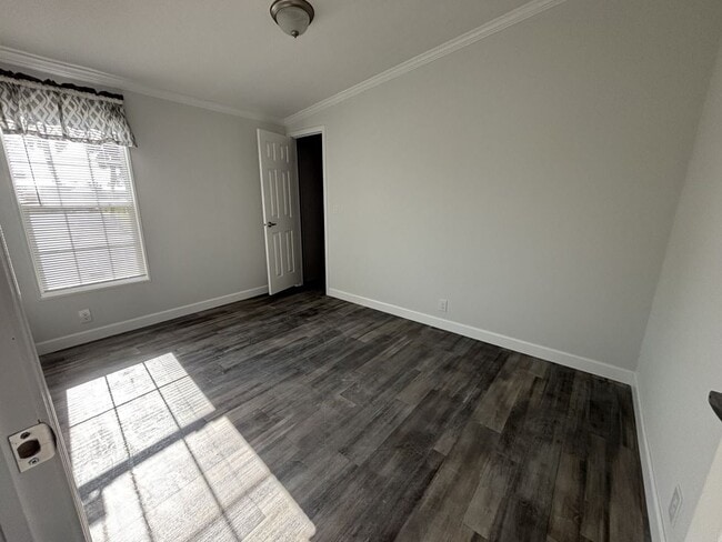 Building Photo - 940 W Roseau Ave