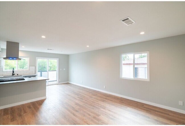 Building Photo - 5847 Willoughby Ave