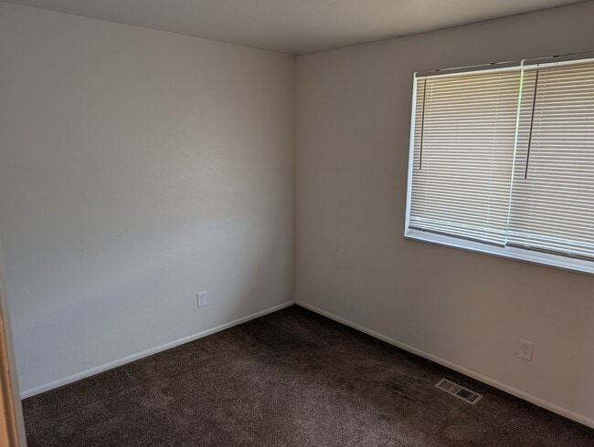 Building Photo - 4 Bedroom 1.5 Bath Twin-Home