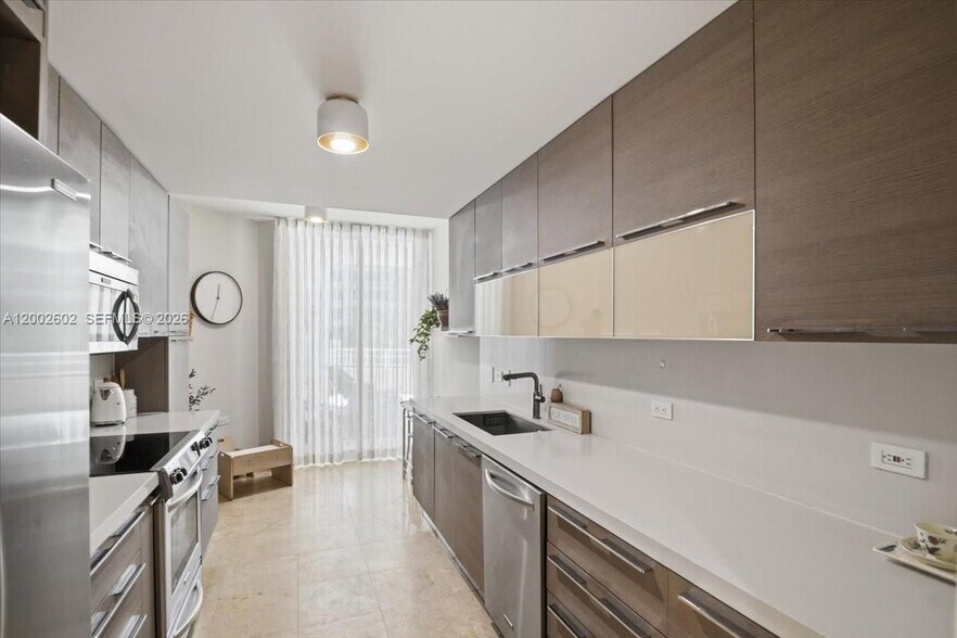 Building Photo - 801 Brickell Key Blvd