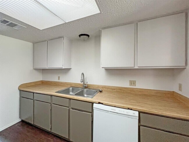 Building Photo - 1749 Cricket Hollow Dr