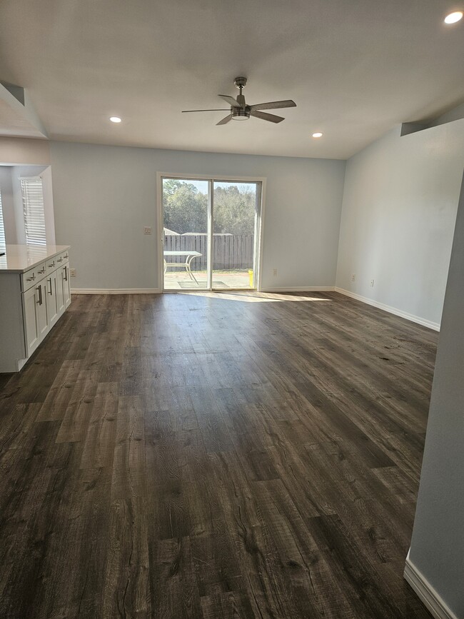 Building Photo - 1229 Northview Dr