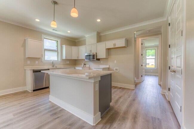 Building Photo - Beautifully Updated 3BR/2BA Home with Modern Finishes & Fenced Yard