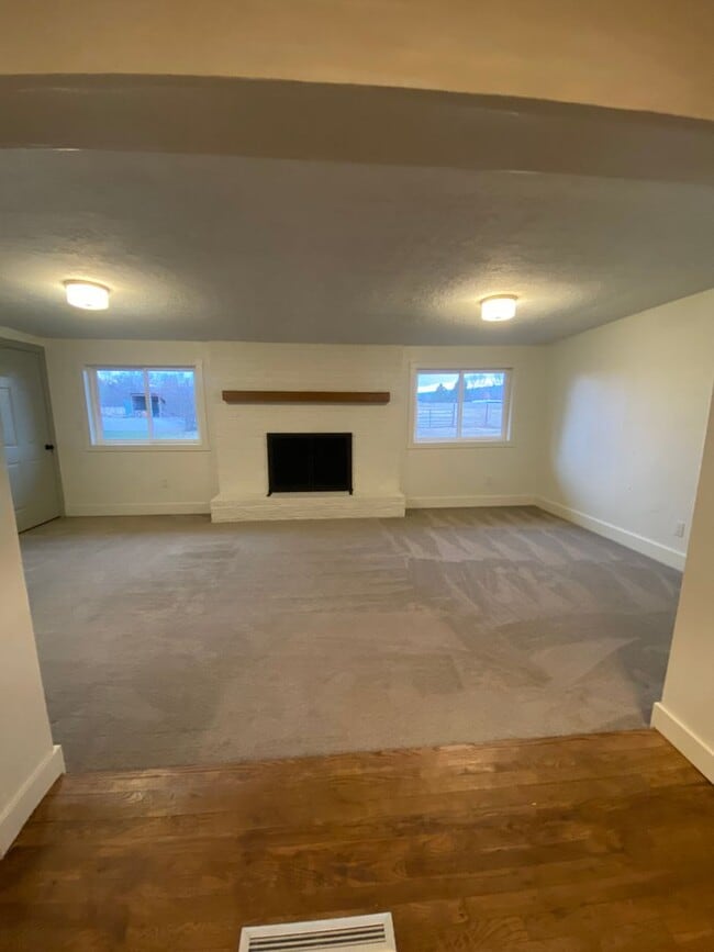 Building Photo - Gorgeous Fully Remodeled 3 Bed 1.5 baths a...