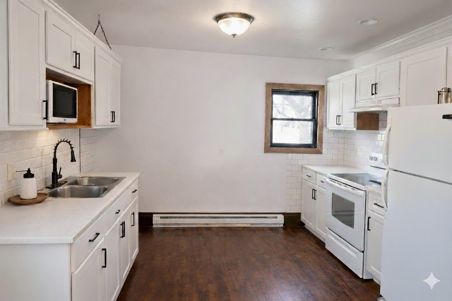 Kitchen - 408 State Ave E