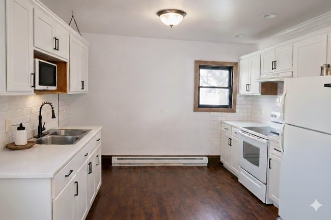 Kitchen - 408 State Ave E