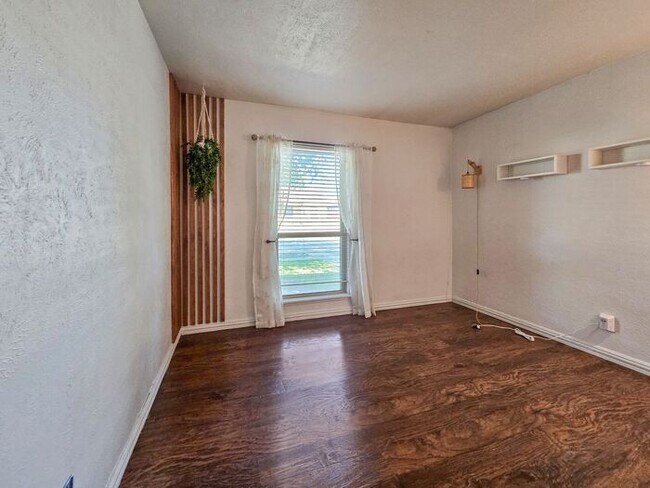 Building Photo - 4BR SFR • Fireplace • 2-Car Garage • Dallas 75249