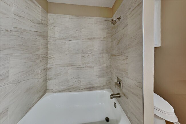 Building Photo - 7415 Broken Ridge Dr