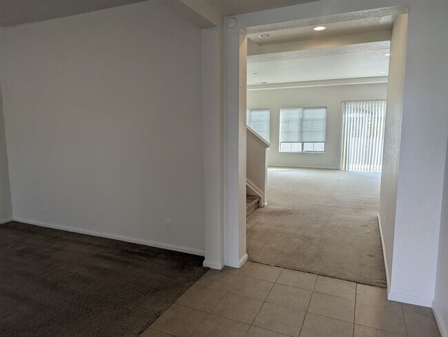 Building Photo - MASSIVE 4-BEDROOM, 3-BATHROOM HOME NEAR DI...