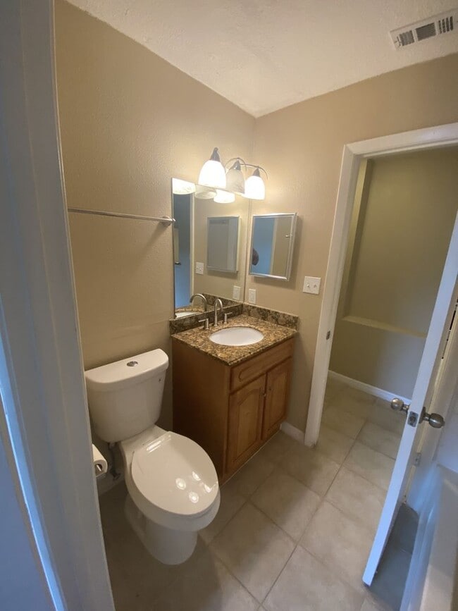 Building Photo - 2 Bed 2 Bath Condo with fireplace!!!