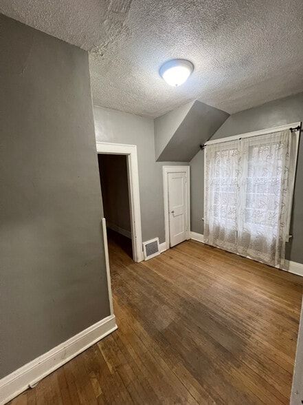 Building Photo - 10 Edglawn Ave