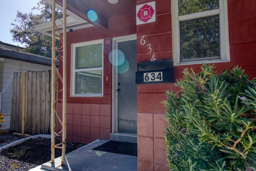 Building Photo - 634 15th Ave S