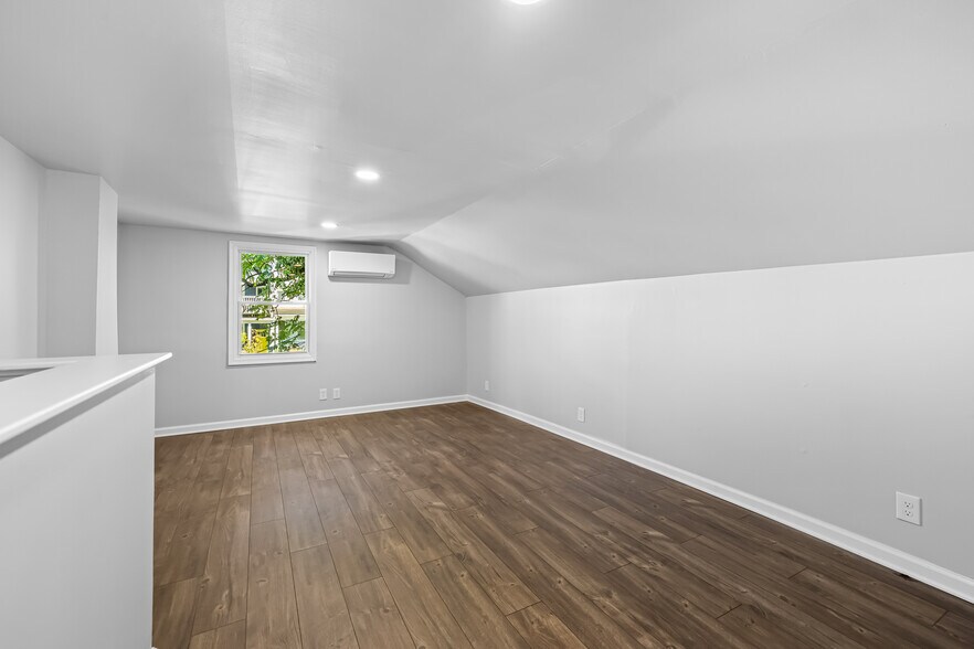 Building Photo - 1101 W 38th St