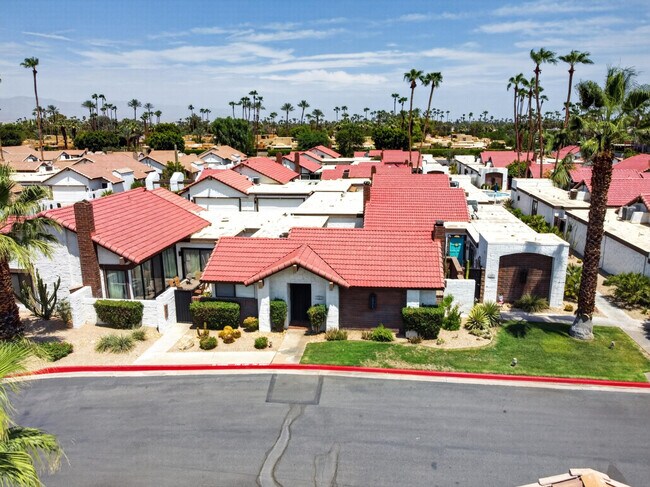 Building Photo - 2490 E Miramonte Cir