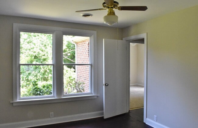Building Photo - 3 BR, 2 BA West End Rancher