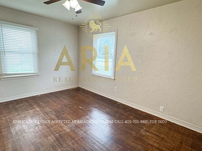 Building Photo - LOCATION! LOCATION! LOCATION! Charming 2 B...