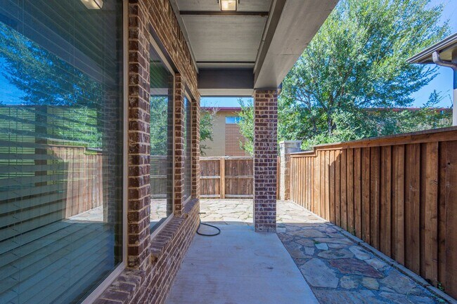 Building Photo - This house offers beautiful open floor plan with high ceilings and lots of natural light.