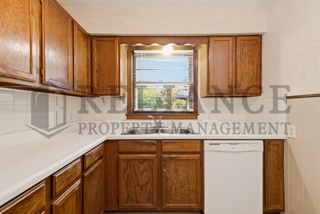 Building Photo - 1620 E Selma St
