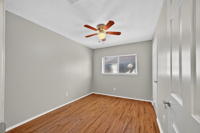 Building Photo - 811 Lochmoor Ln