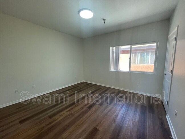 Building Photo - 5010 S Figueroa St