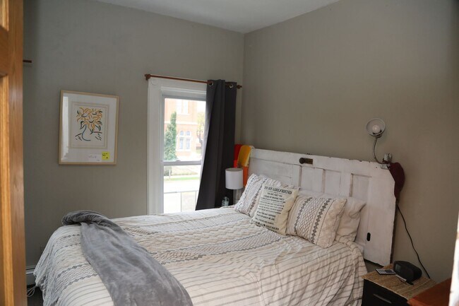 Building Photo - 3 Bedroom with Laundry and Off Street Park...