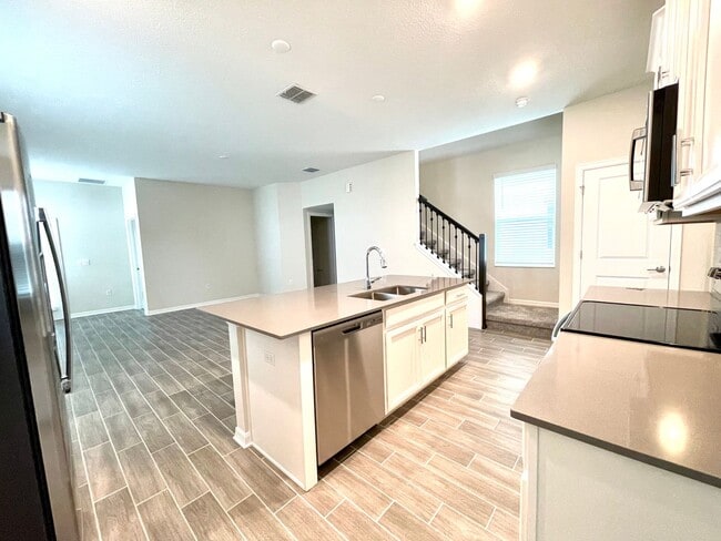 Building Photo - 4 bedroom 3.5 bath Solar Panels, The Cove at Waterside, LIKE NEW!