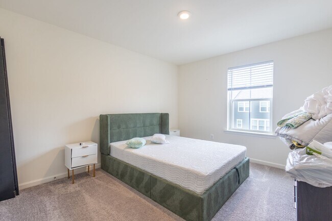Building Photo - Stunning 3 BR/2 Full BA & 2 Half BA Townho...