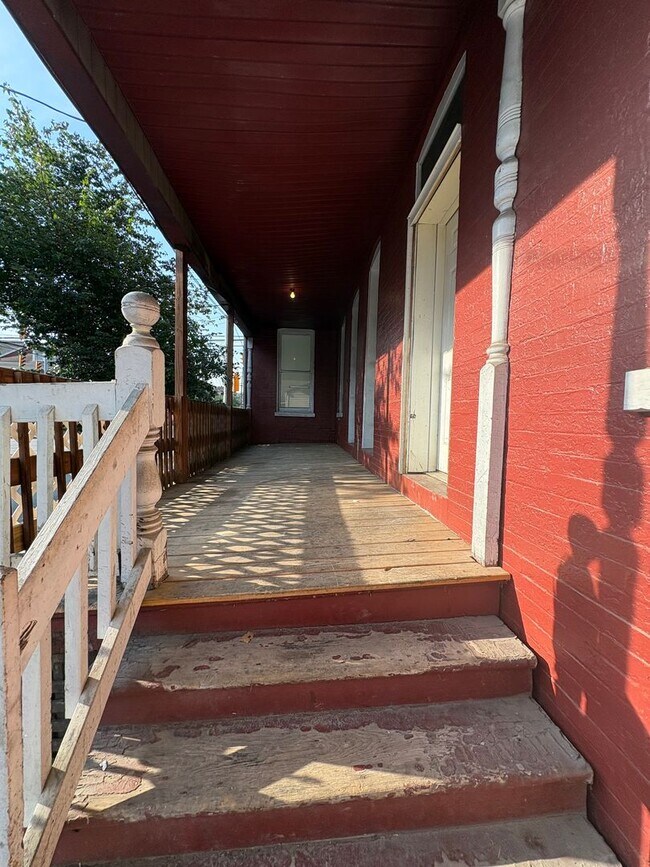 Building Photo - Available Now! 1 bedroom apartment.