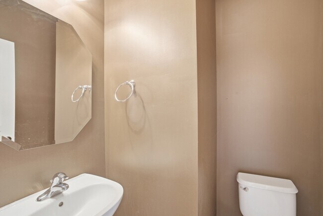 Building Photo - 715 Blue Ridge Dr