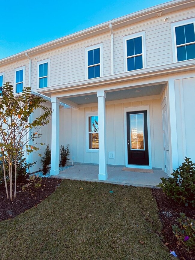 Building Photo - LUXURIOUS HIGH-END 2-story townhome in Market Common - walk to everything!