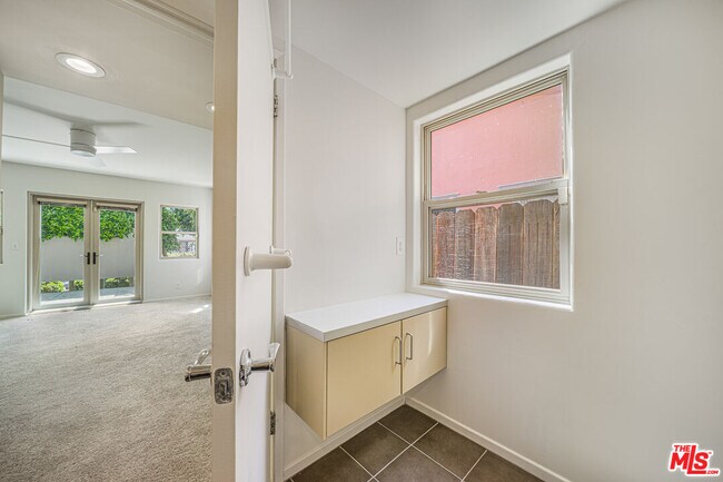 Building Photo - 726 W 37th St