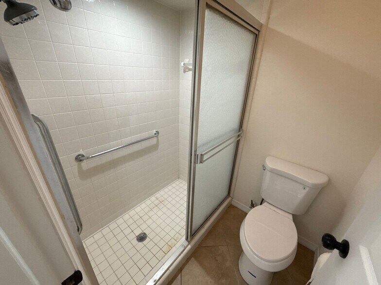 Building Photo - 100 Golfview Dr