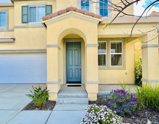 Building Photo - Beautiful 4 Bedroom home