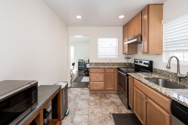 Building Photo - Immaculate 3 bedroom 2 bath bungalow at Oc...