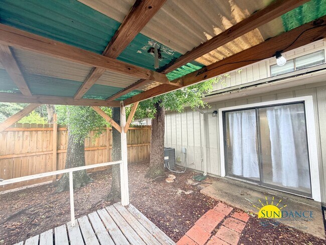 Building Photo - Beautiful 2 Bedroom townhome in Fort Walton Beach in between Hurlburt Field & Eglin Airforce Base!